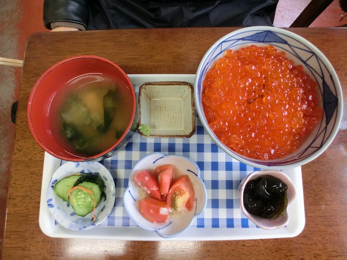 フェリーターミナル食道のイクラ丼